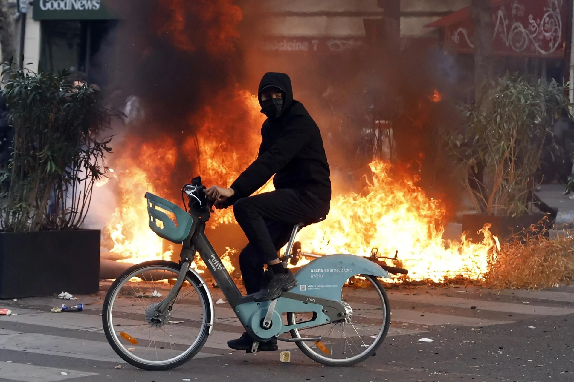 France arrests about 400 as protests turn violent